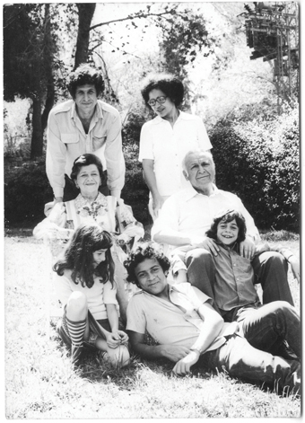 עומדים מימין: לידיה קצ'לסקי, מאיר קצ'לסקי יושבים מימין: פרופ' אפרים קציר, נינה קציר, עם הנכדים צבי, אמנון ונורית